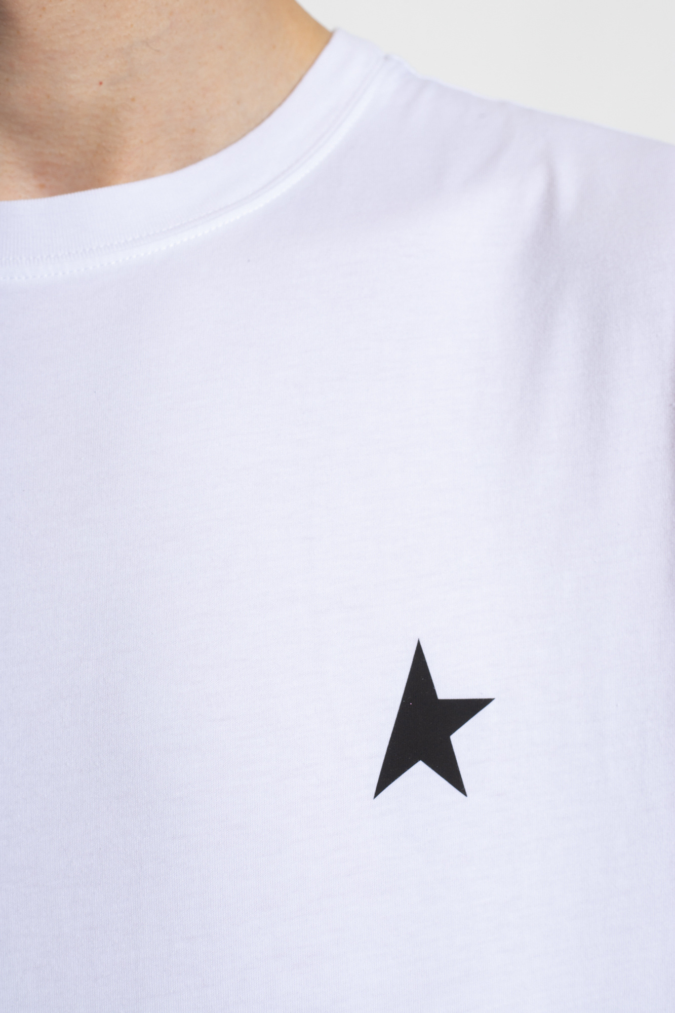 Tシャツ・カットソー GOLDEN  Men T Shirts GMP01220P00059310364 White Men's aged white cotton T-shirt with gold print